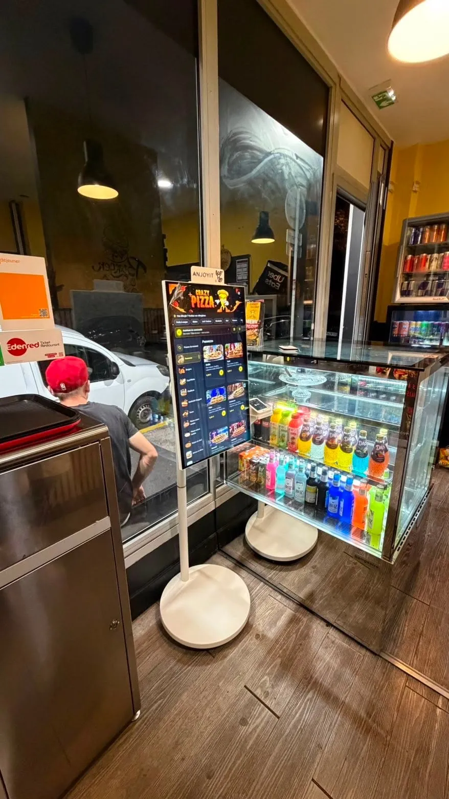 Borne FastSnack installée en boutique, vitrine et frigo à boissons